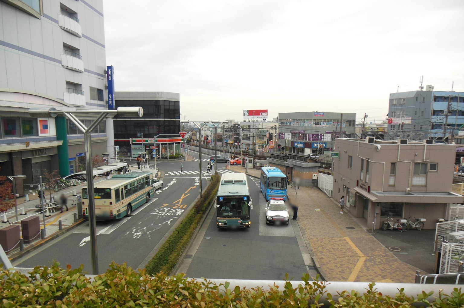 Pemandangan perkotaan dengan bus dan mobil di persimpangan