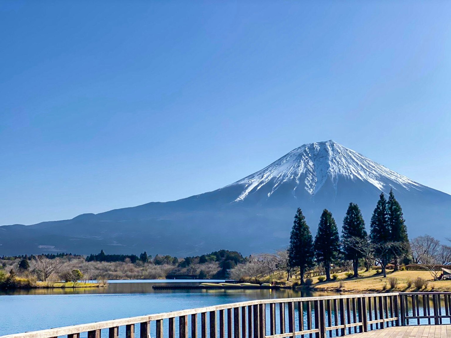 Vue pittoresque du mont Fuji sur un lac tranquille sous un ciel bleu clair