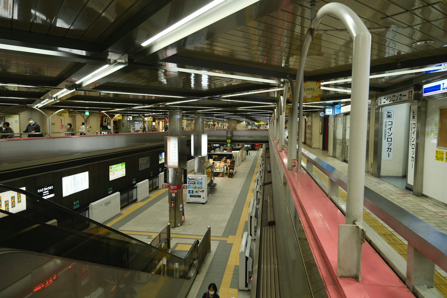 Innensicht einer U-Bahn-Station mit Plattformen und Beschilderung