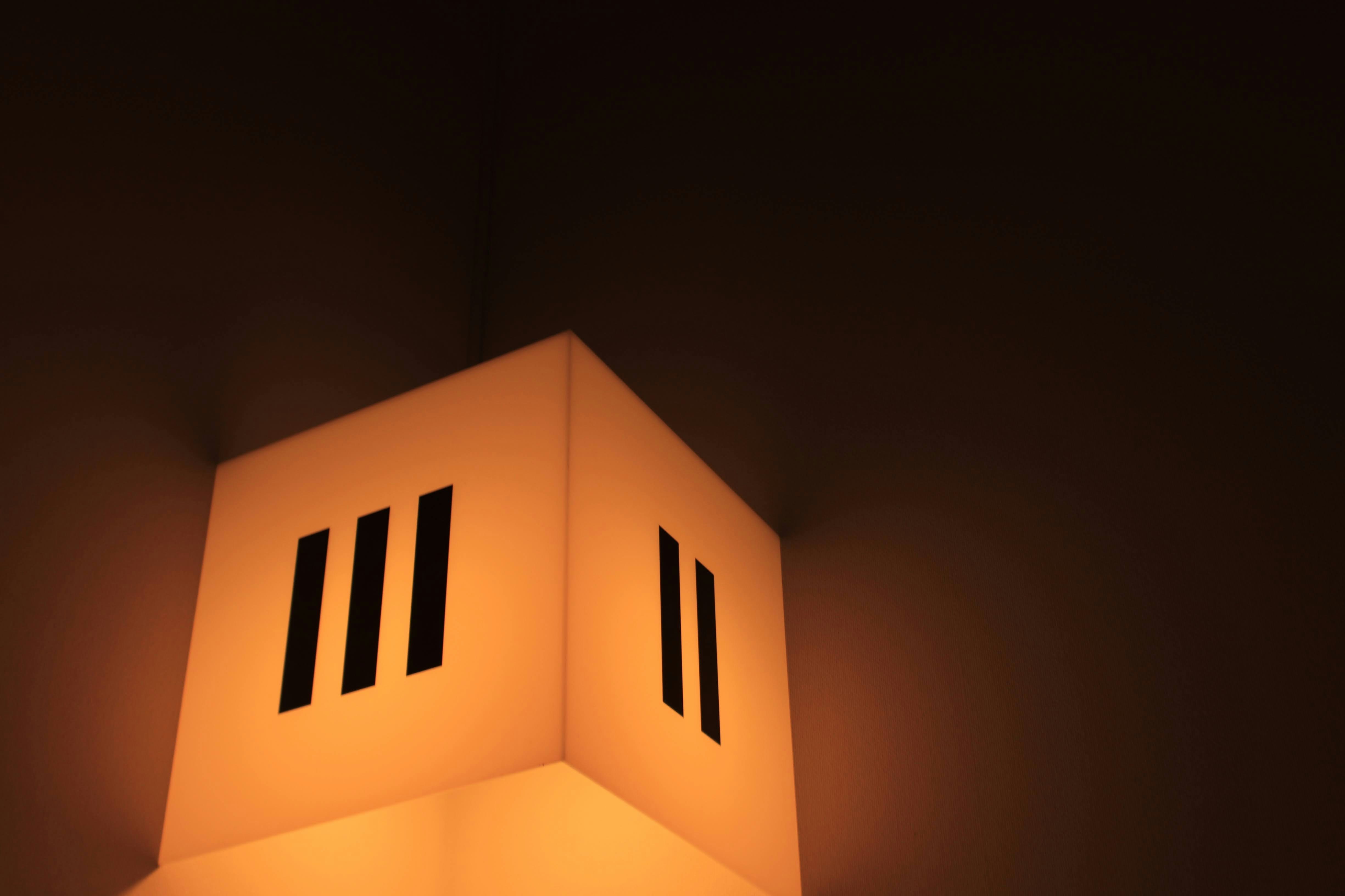 夜晚三角形建築外牆與窗戶
