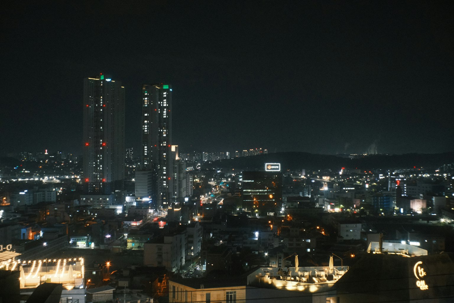 夜间城市景观 高楼大厦和散布的灯光