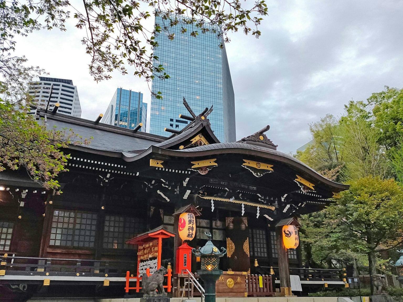 傳統神社建築位於現代摩天大樓後面