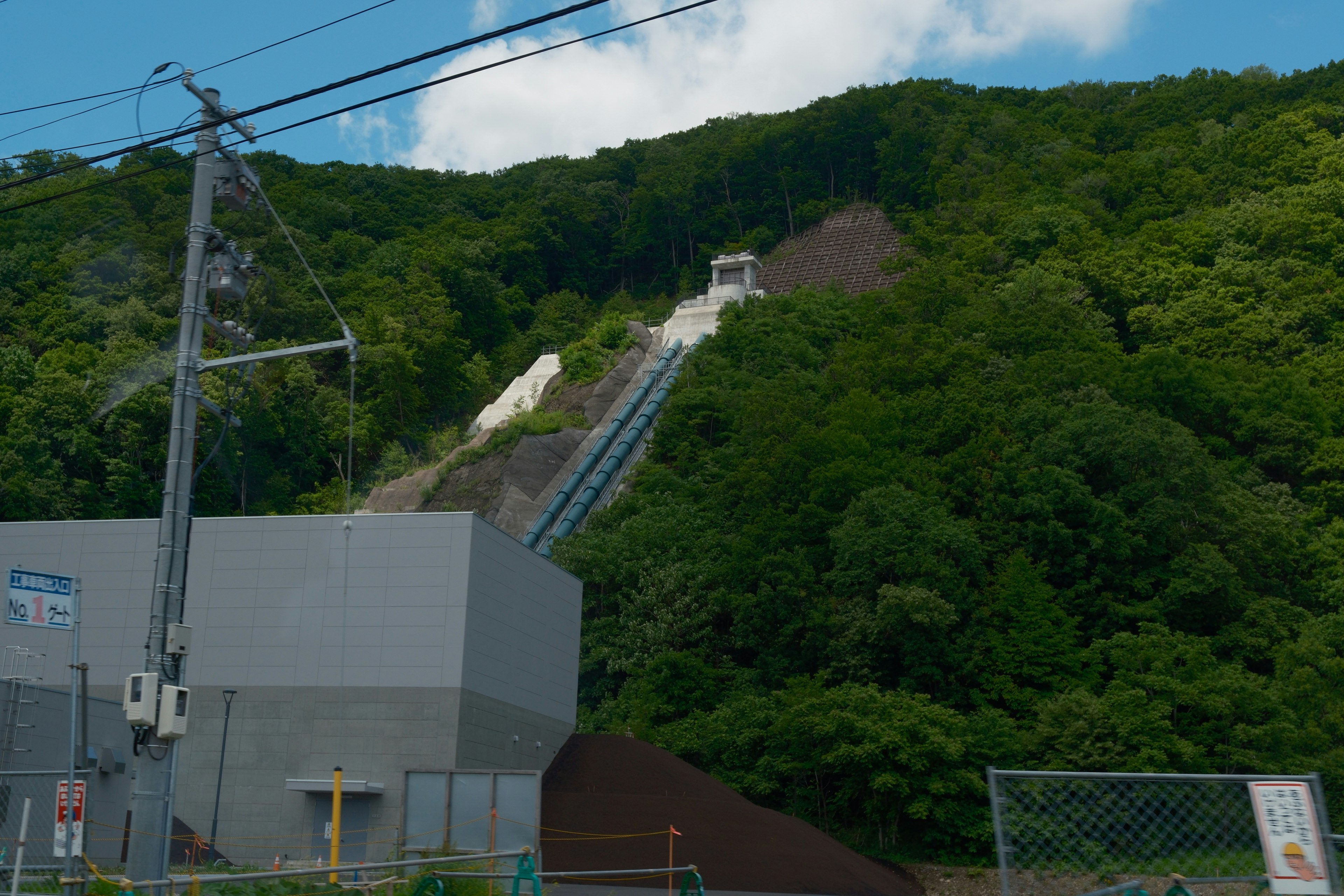 沿山坡延伸的道路与输电线景观