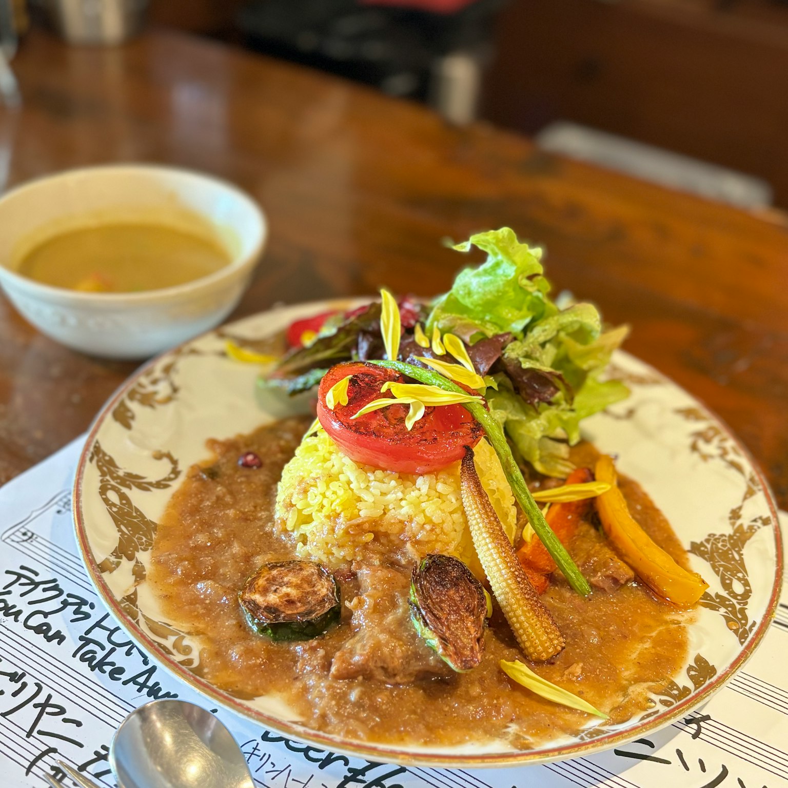 美麗擺盤的咖哩飯和沙拉