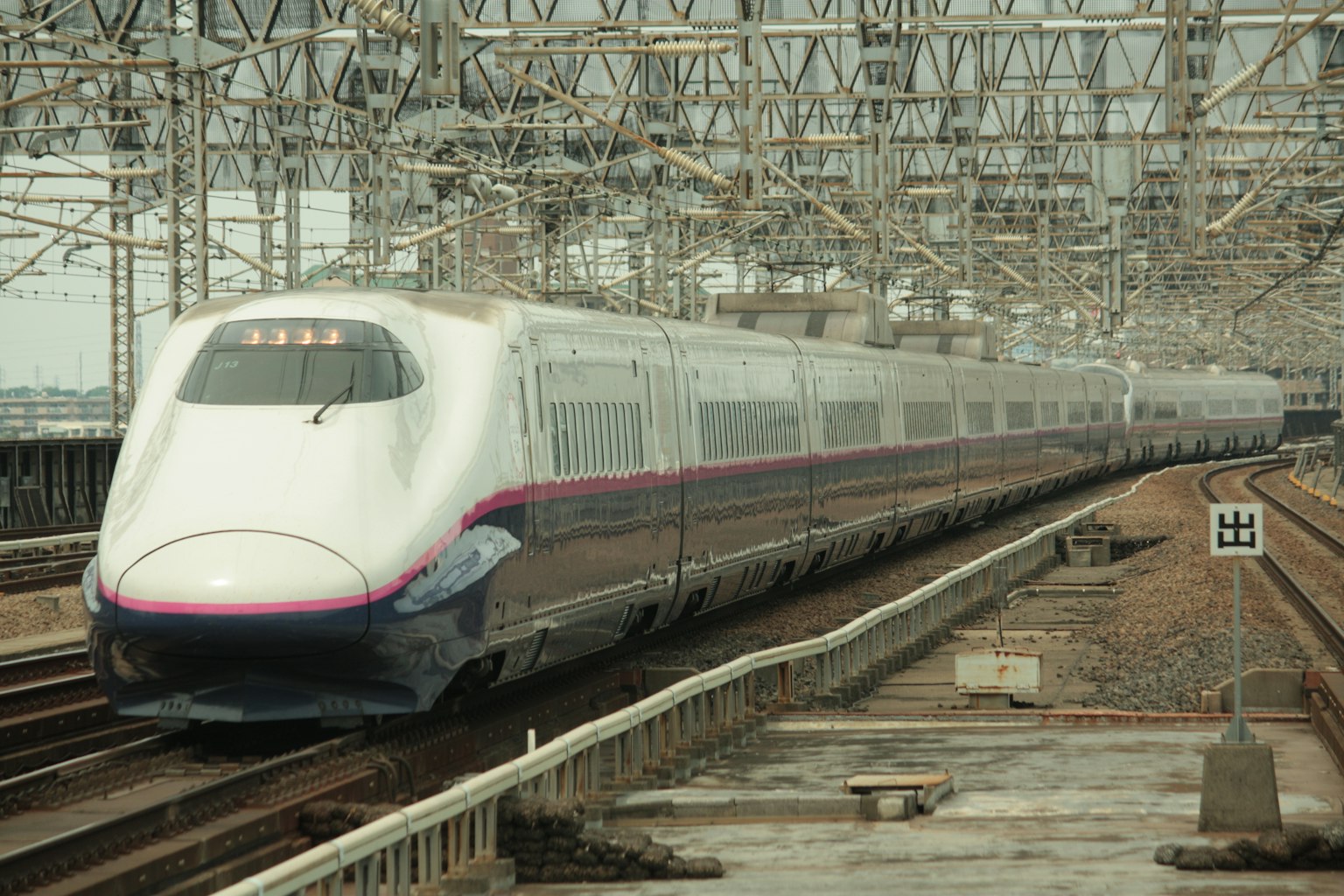 Train Shinkansen circulant sur les rails