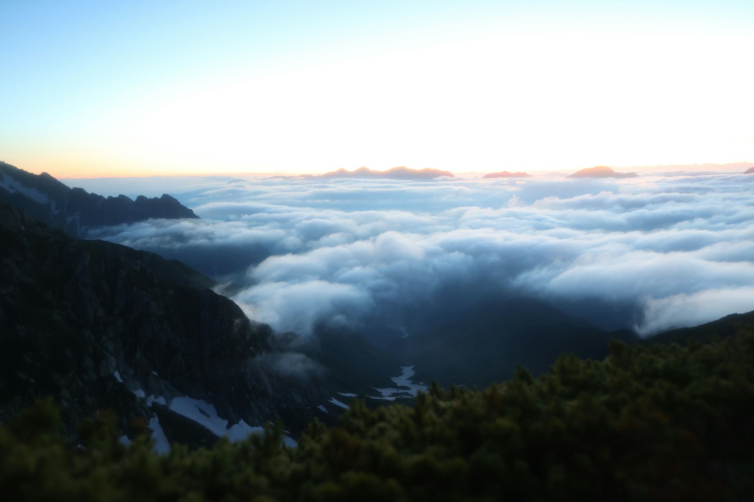 Schöne Landschaft mit einem Wolkenmeer zwischen Bergen und blauem Himmel