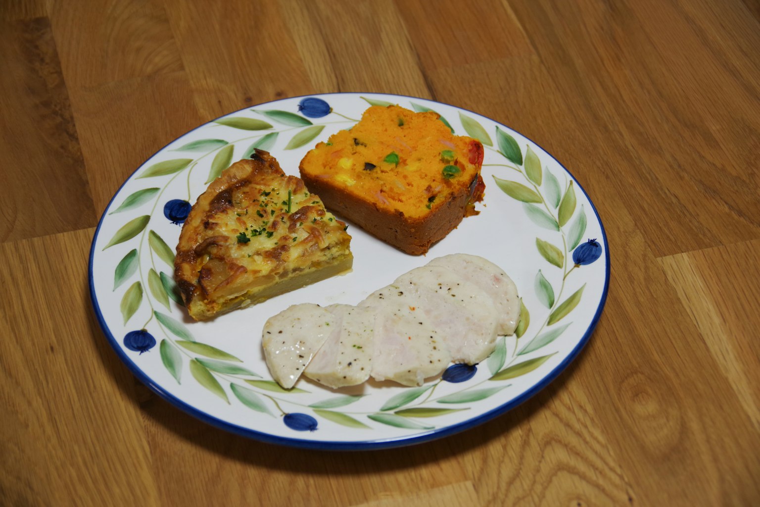 Une assiette avec une variété de plats y compris un plat aux œufs un plat de légumes colorés et des tranches de poulet
