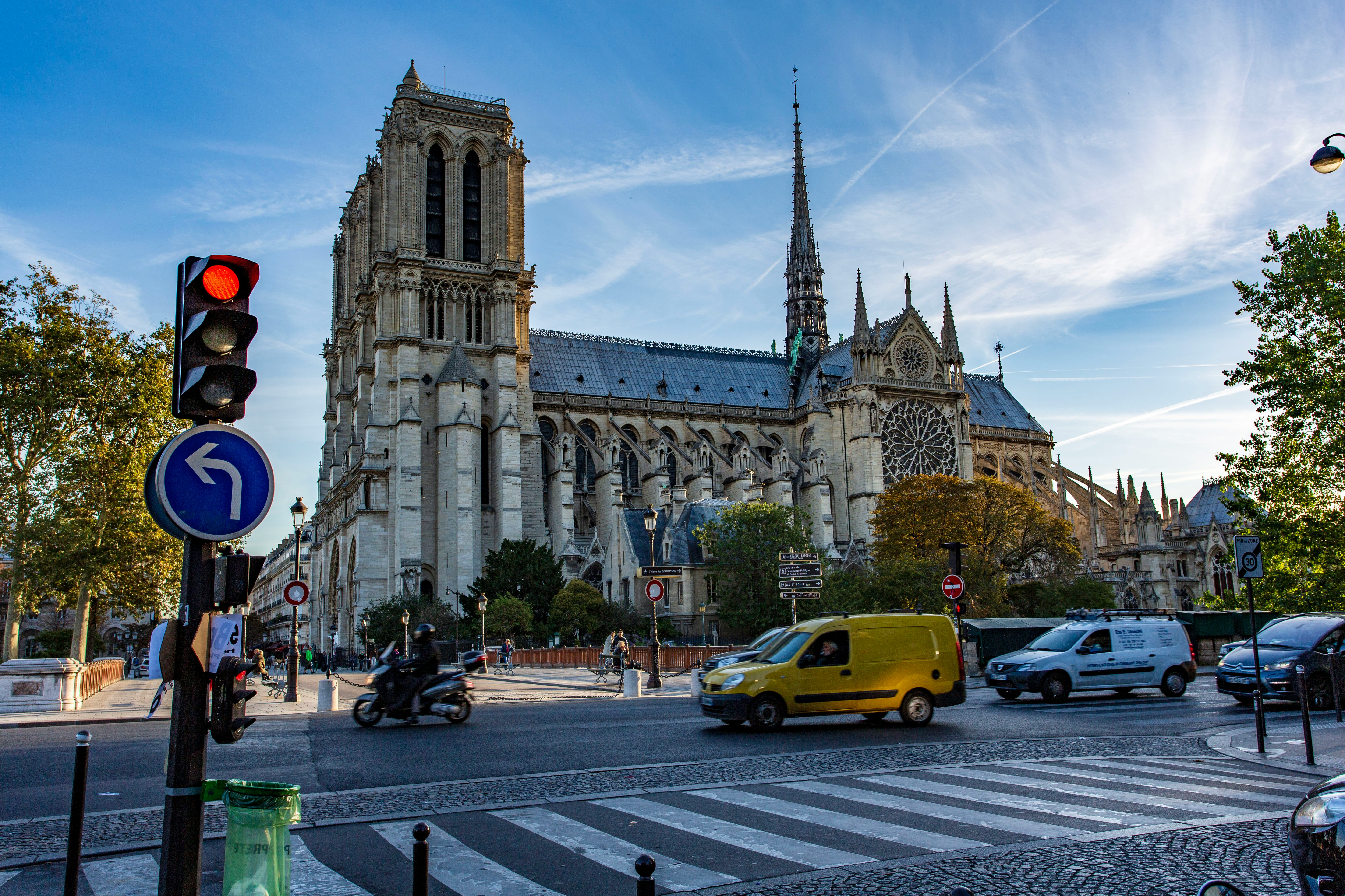 paso de peatones y vehículos frente a la Catedral de Notre-Dame en París