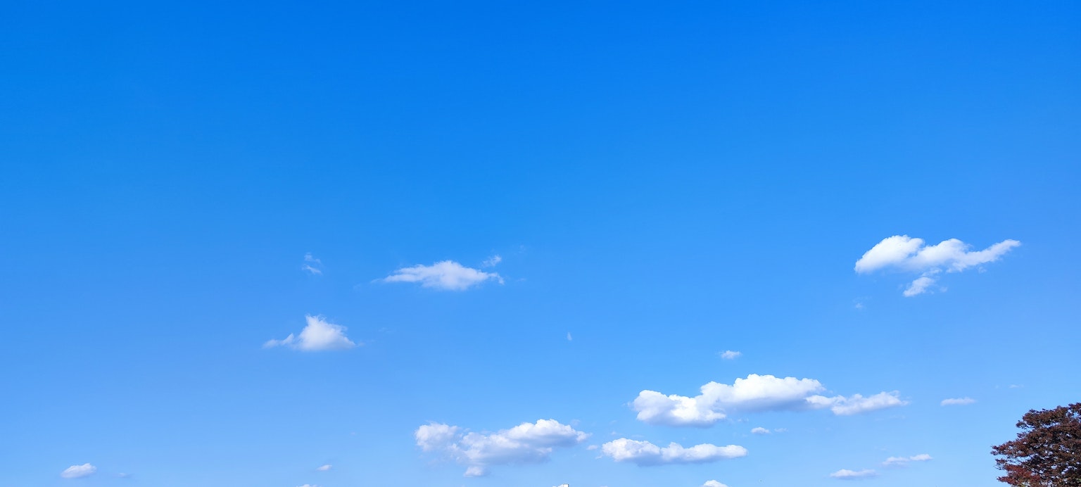 晴朗的藍天和白雲