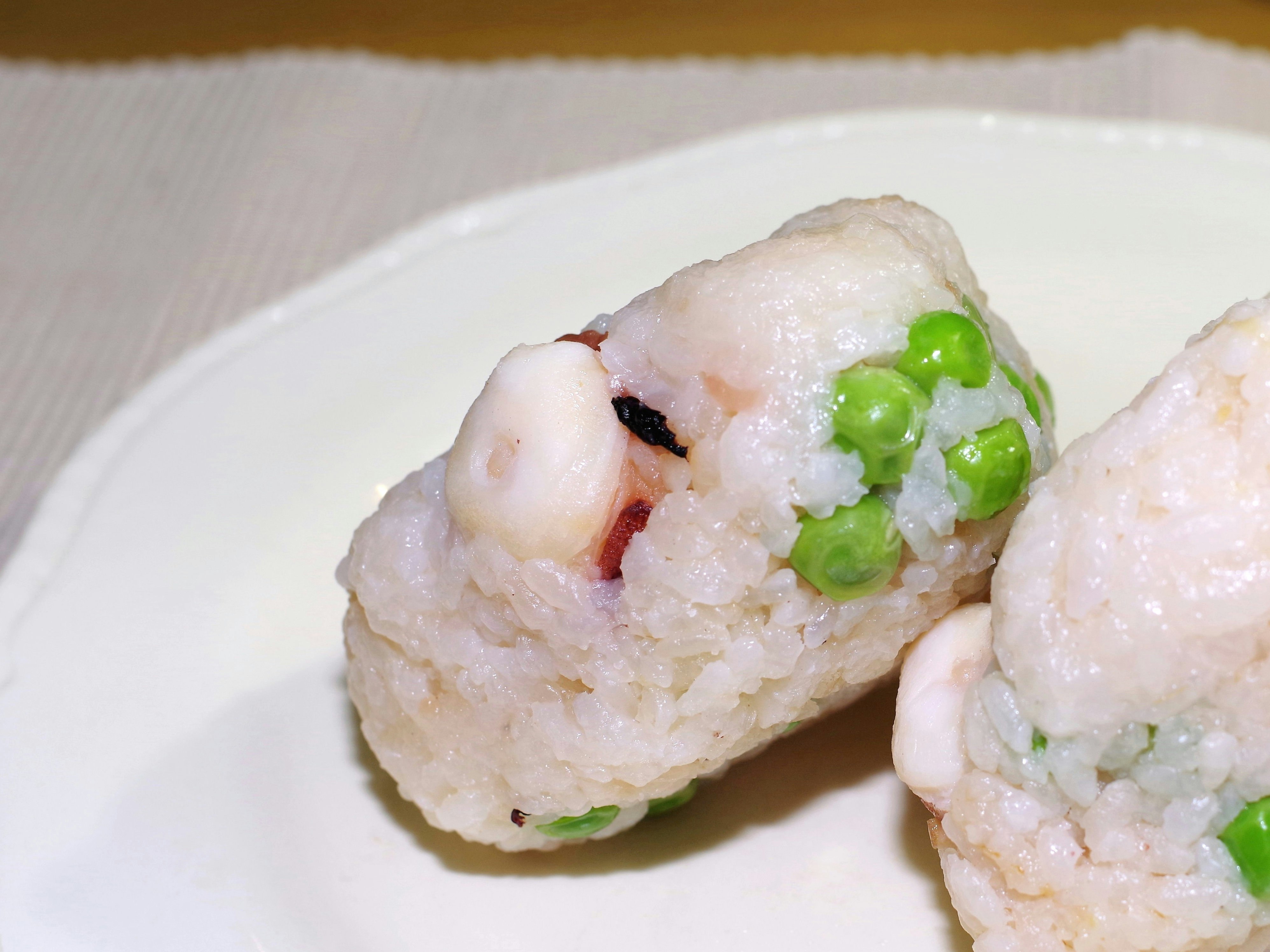 白盘里的虾仁饭团