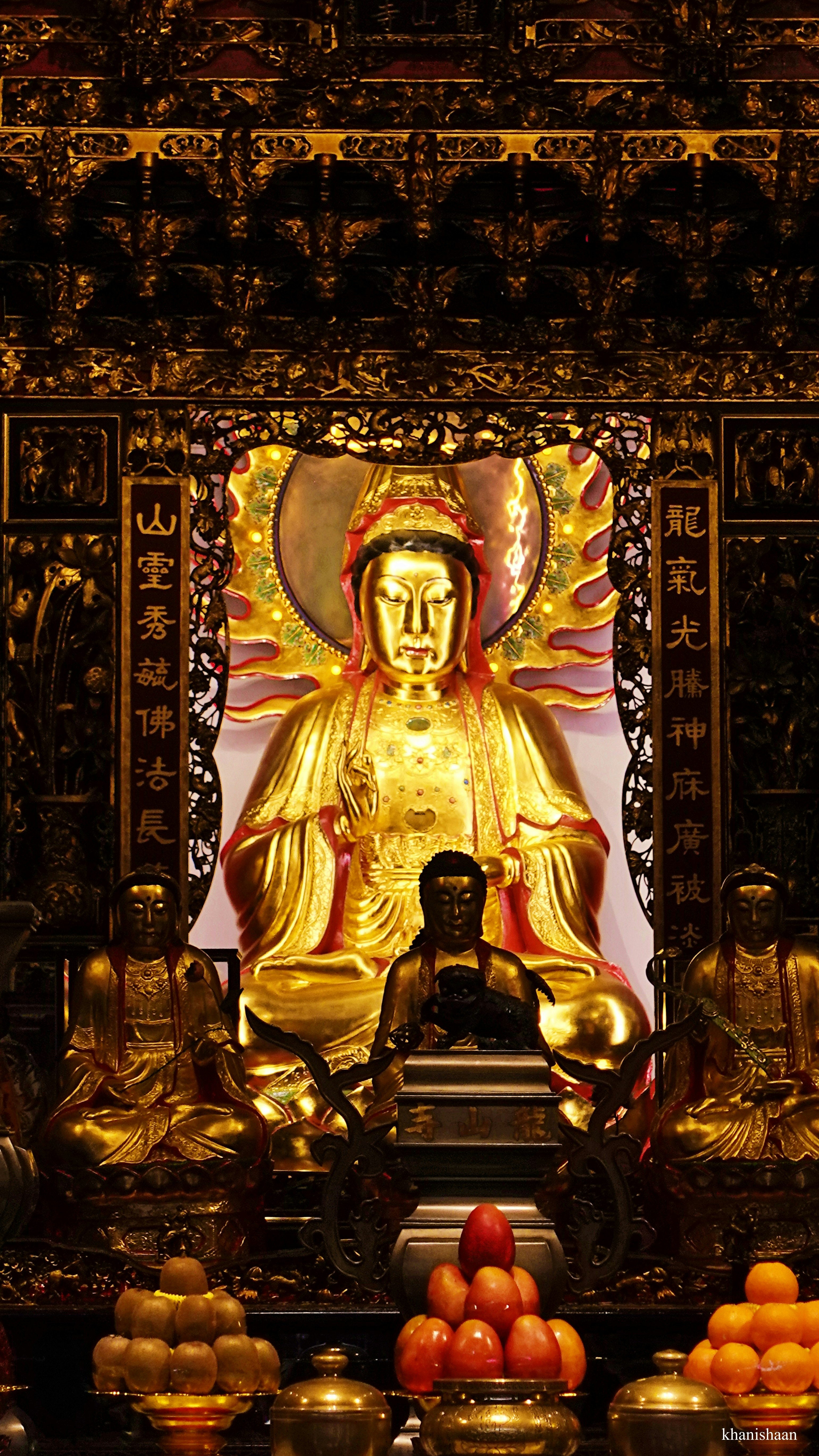 金色の仏像と荘厳な寺院の祭壇
