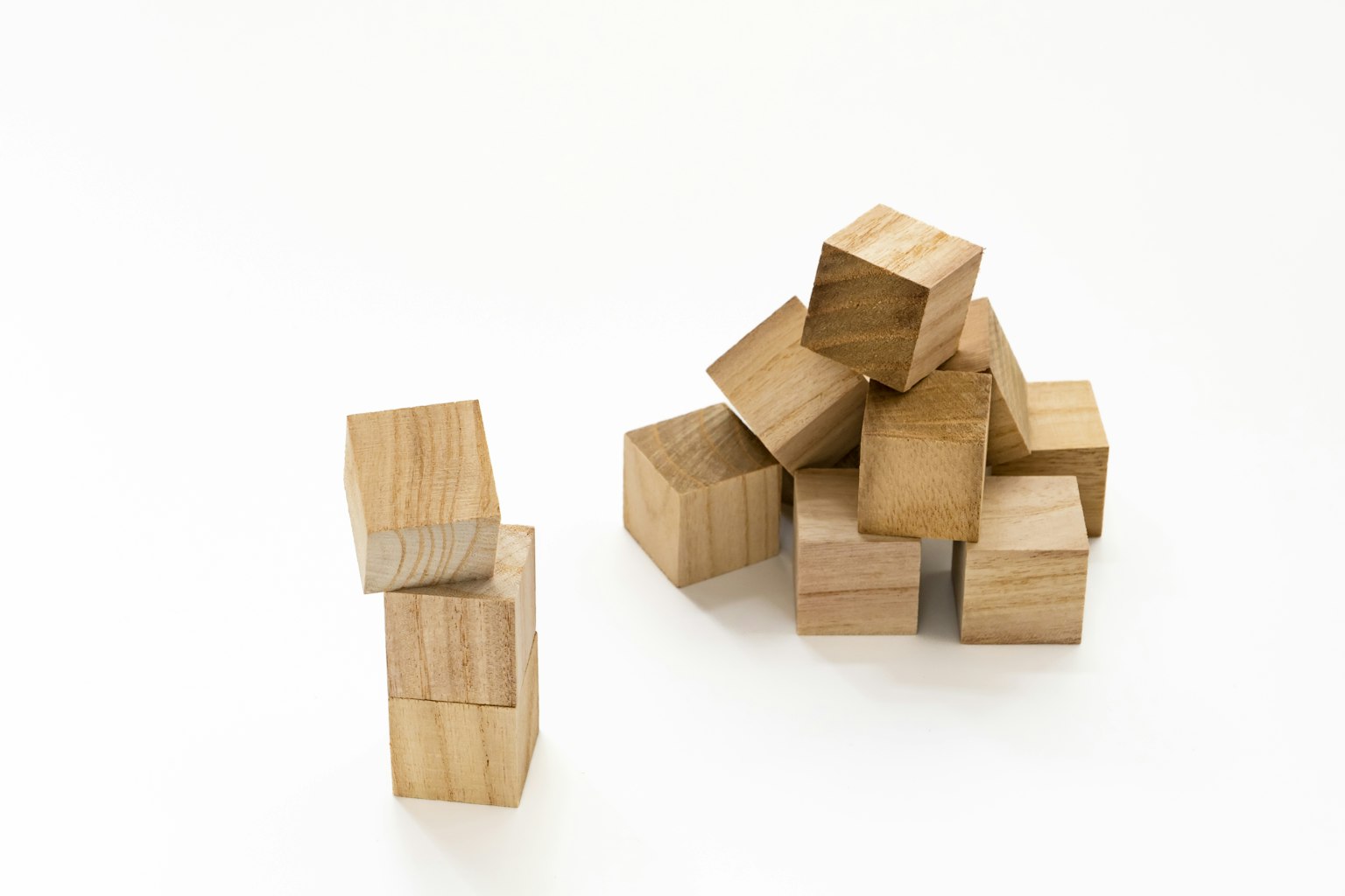 Une image simple de blocs en bois empilés