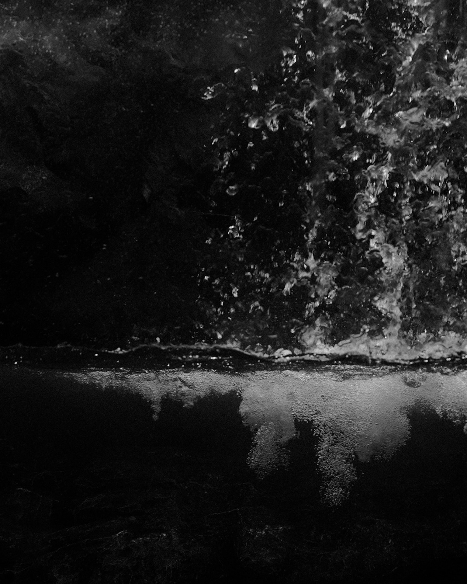 黒と白の水の動きの抽象的な画像 水しぶきと泡が特徴