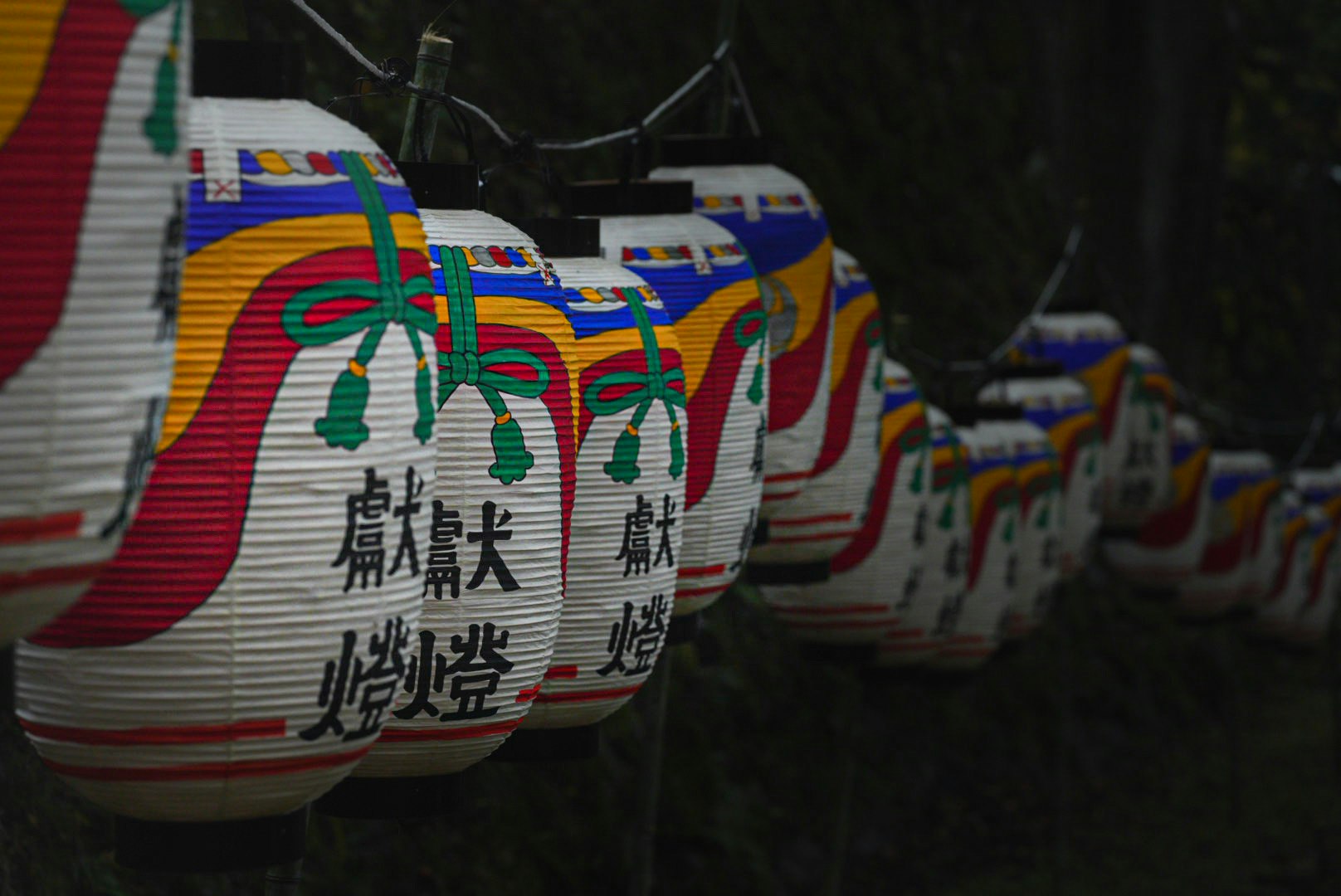 提灯が並ぶ神社の参道の夜の雰囲気