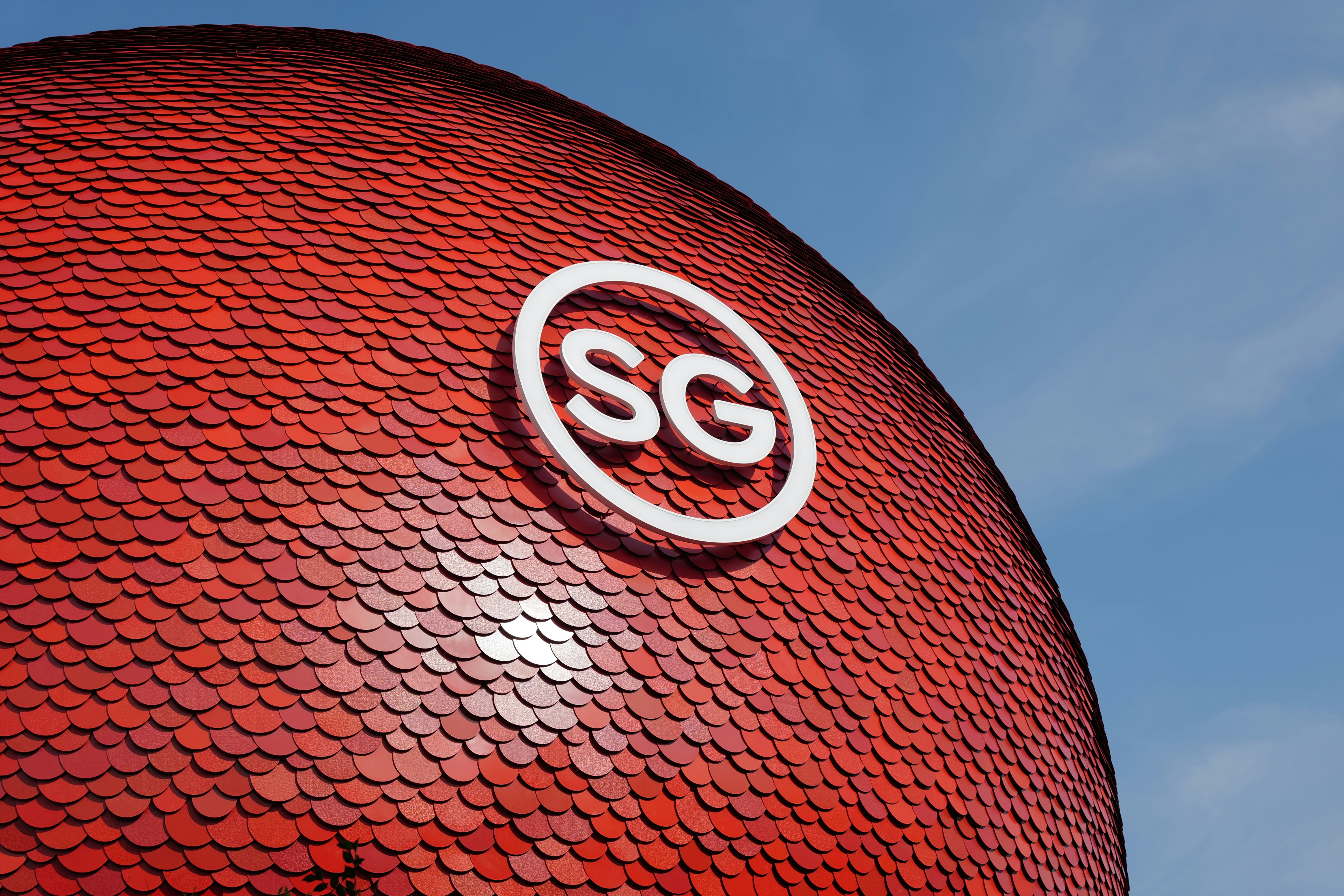 赤いドーム屋根のSGロゴと青空