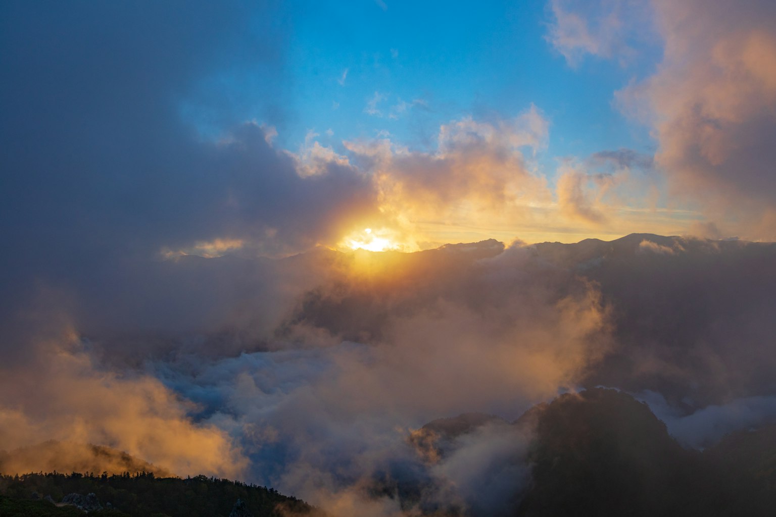 美丽的风景，太阳穿过云层和蓝天升起