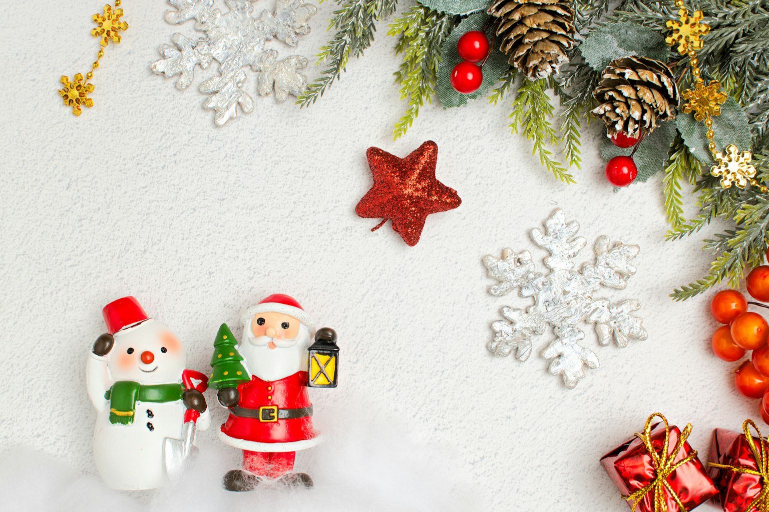 Cảnh Giáng sinh với người tuyết và các tượng Santa Claus được bao quanh bởi các trang trí lễ hội