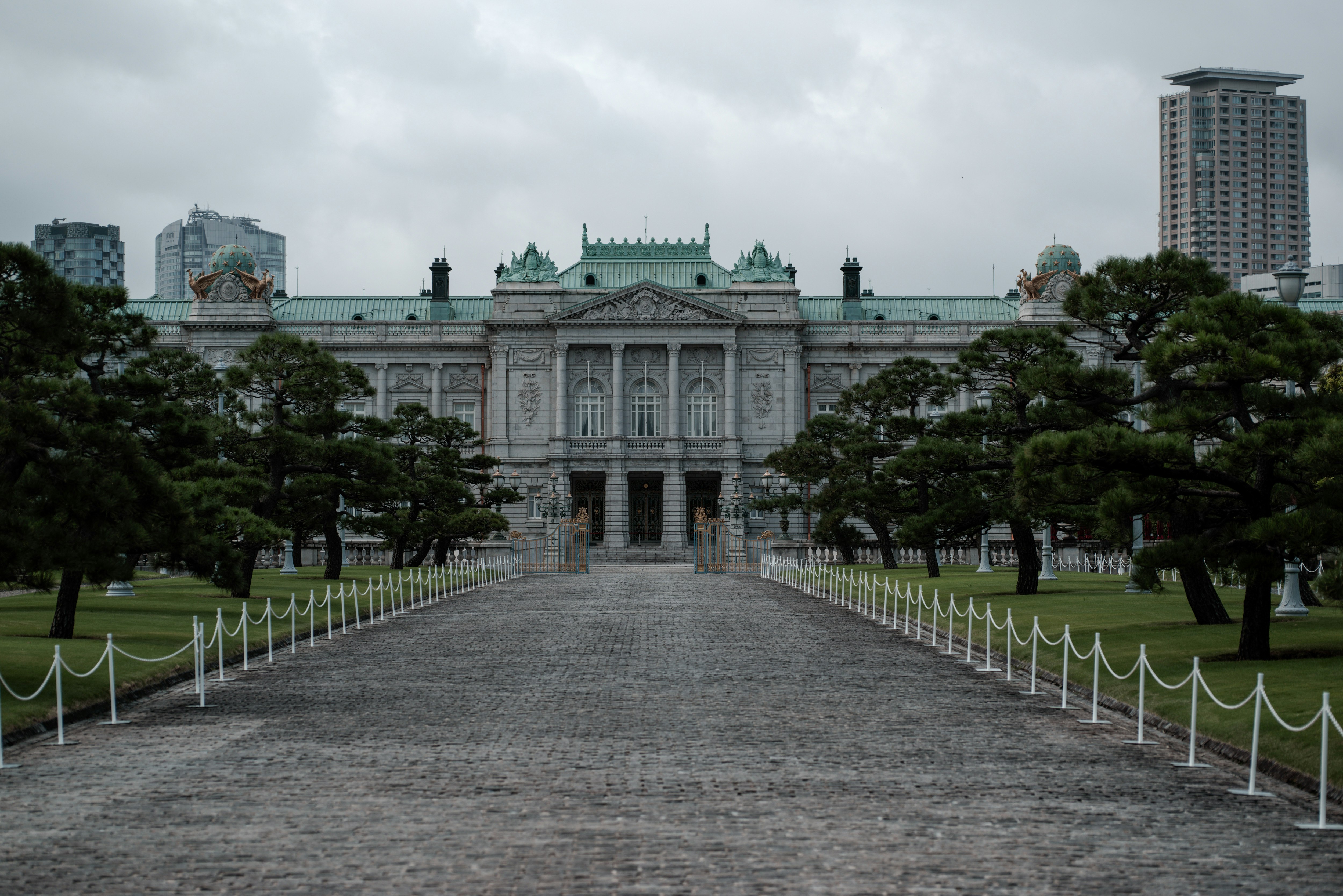 元赤坂の迎賓館の正面玄関へ続く石畳のアプローチ画像
