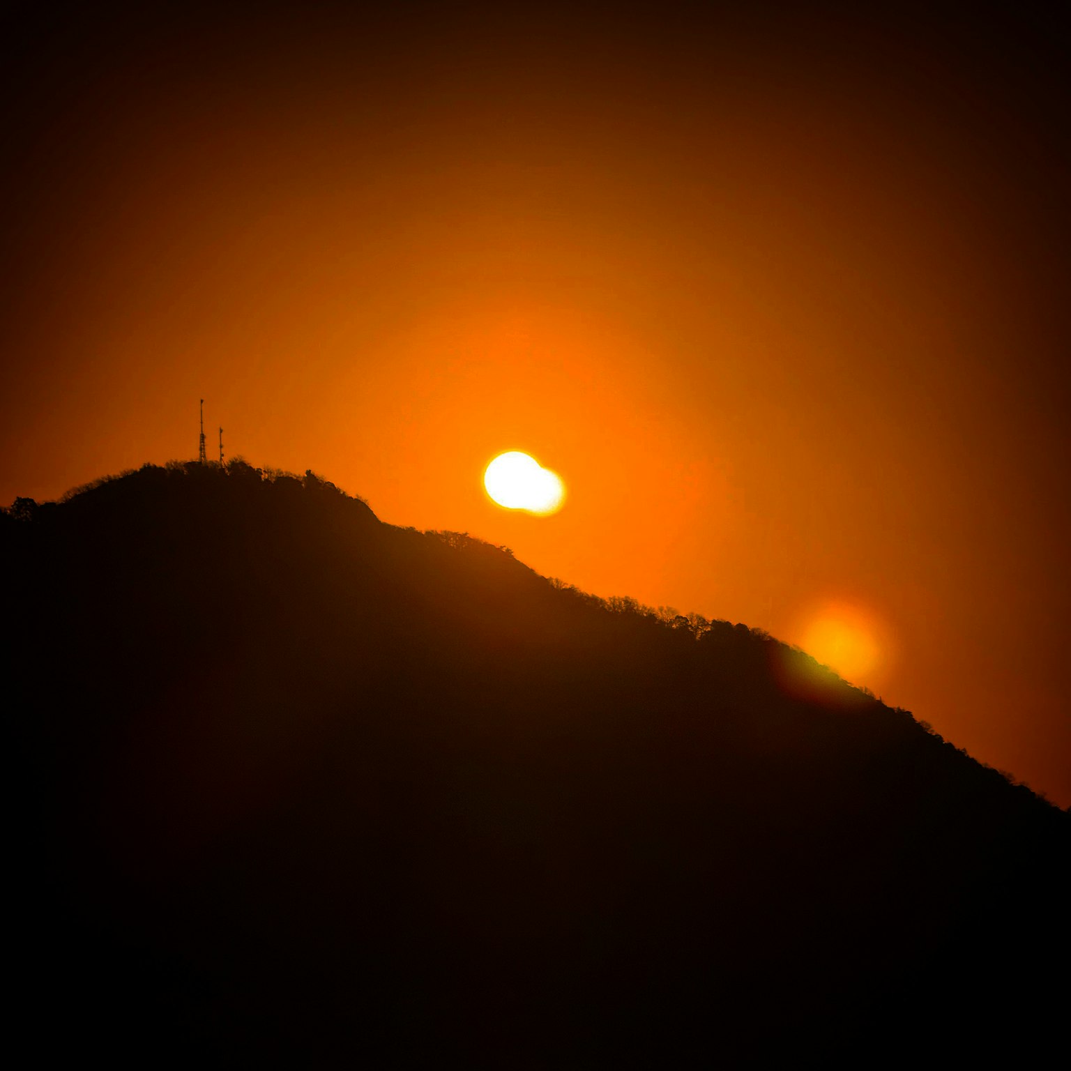 Bellissimo paesaggio con il tramonto che illumina la silhouette della montagna
