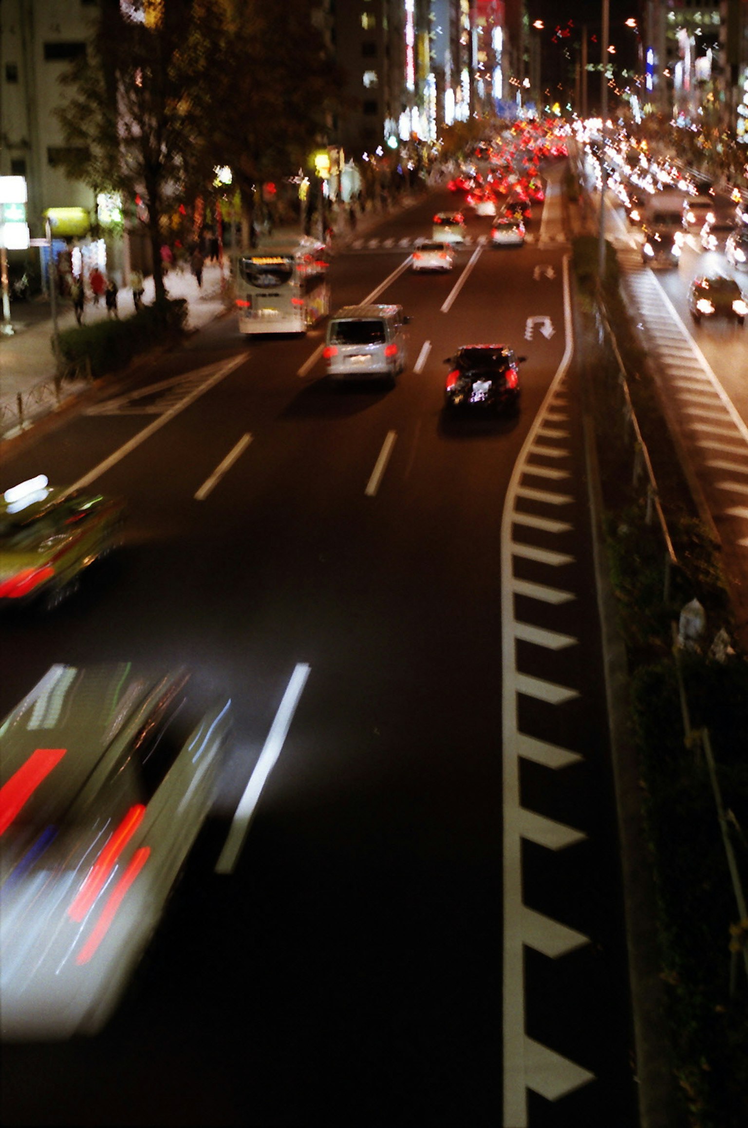夜晚城市中流動的汽車與明亮的霓虹燈