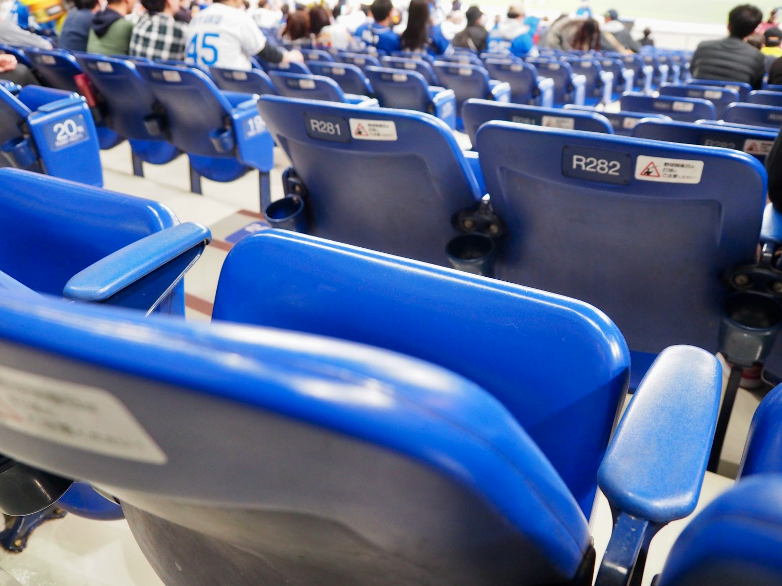 Sièges de stade bleus disposés en rangées