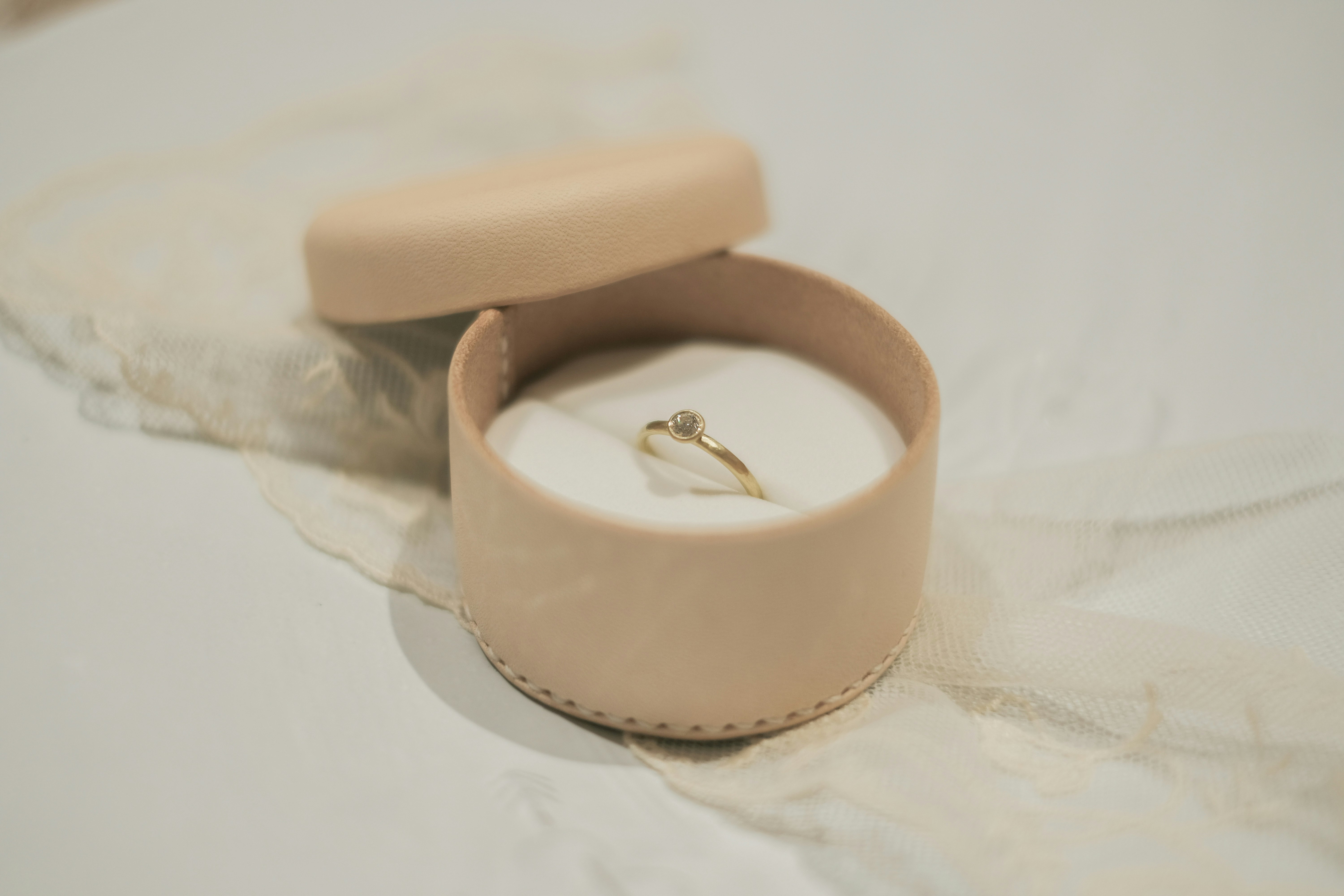婚約指輪の入ったベージュのリングケース