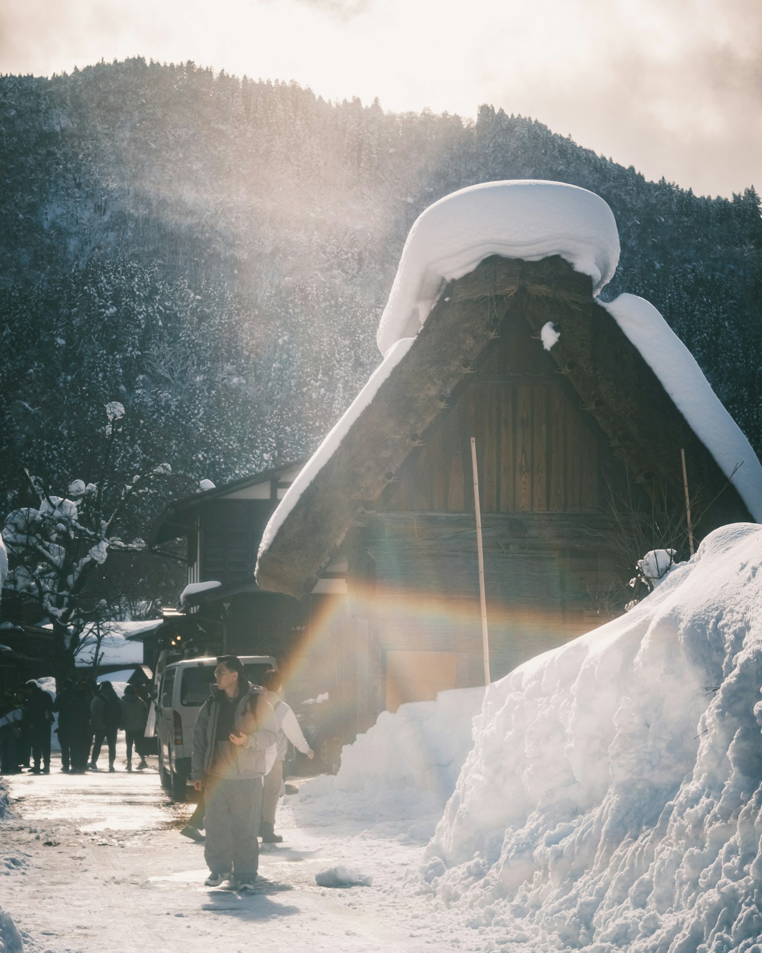 Maison traditionnelle japonaise gassho-zukuri recouverte de neige avec des montagnes environnantes