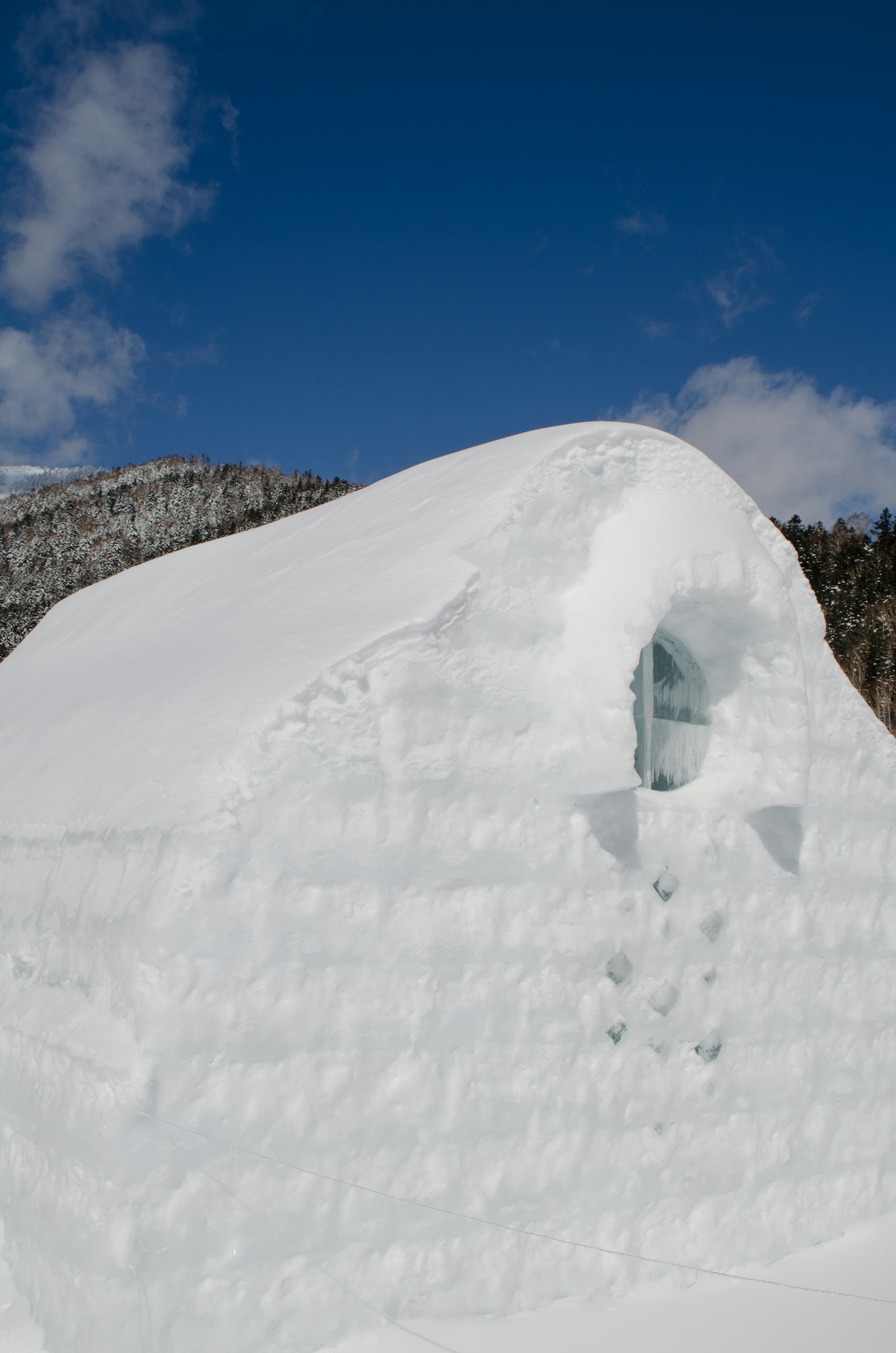 มุมมองด้านข้างของอิกลูหิมะกับท้องฟ้าสีฟ้า