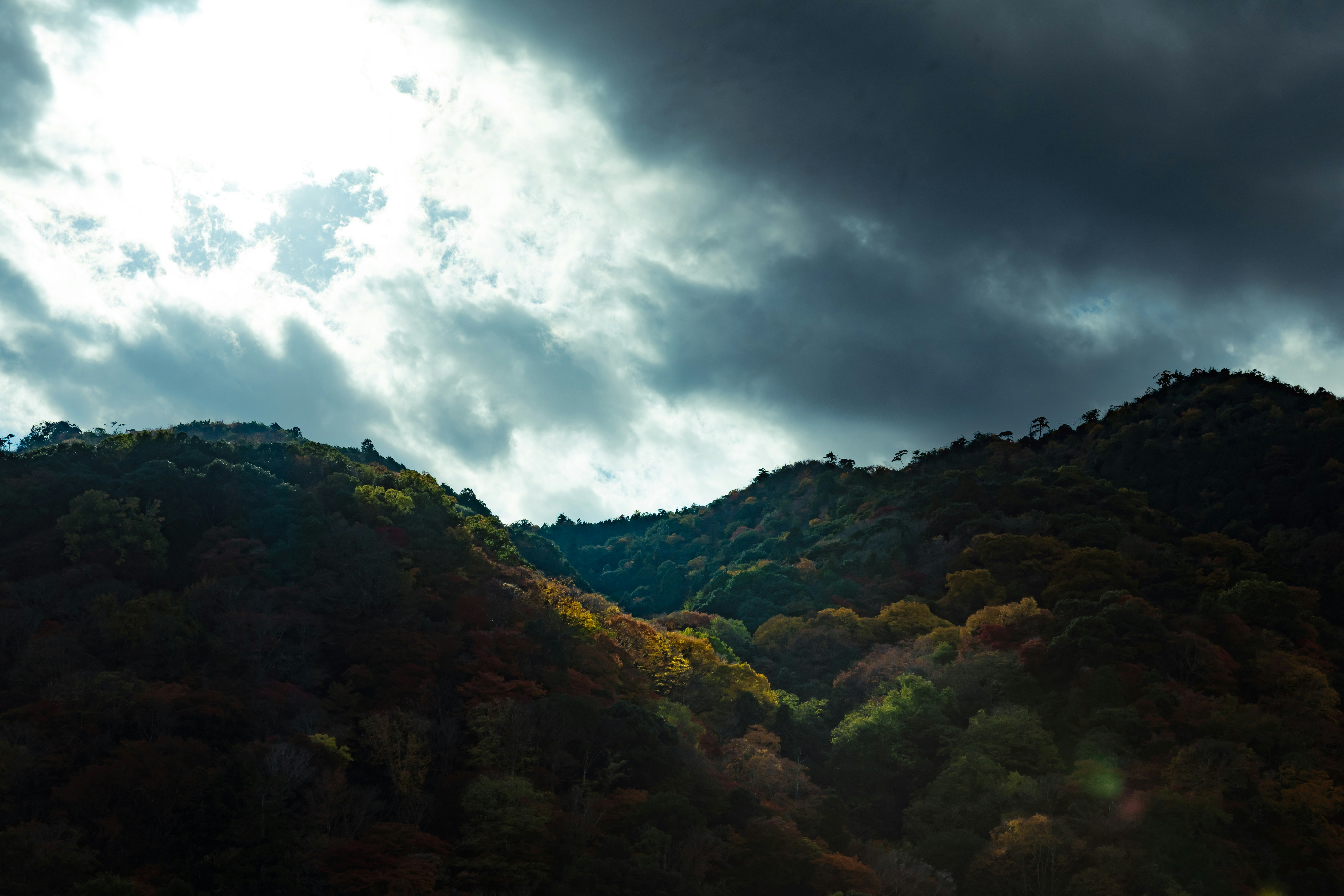 嵐山山稜與多雲天空