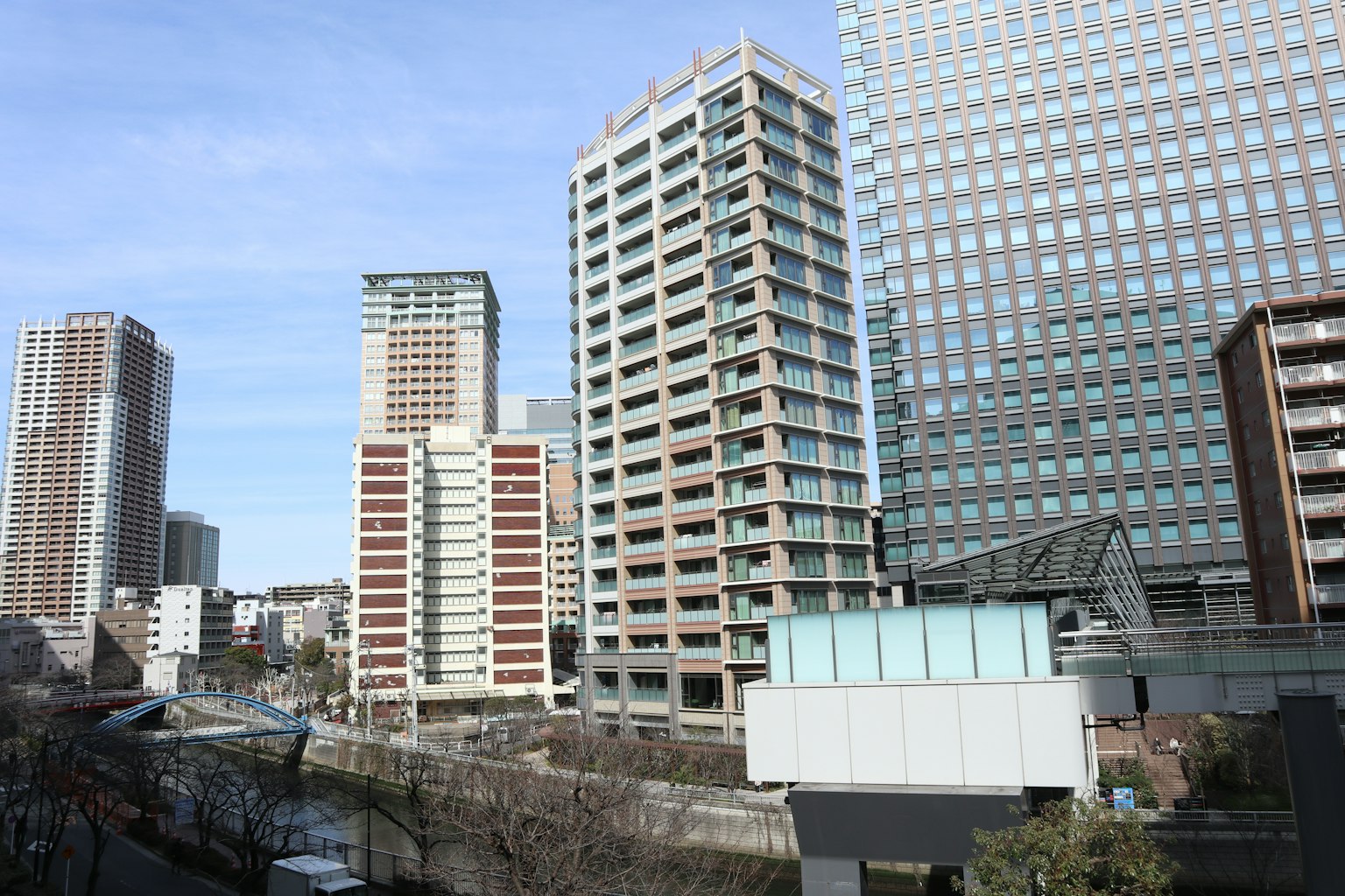 城市景觀，藍天下高樓和低樓建築交錯