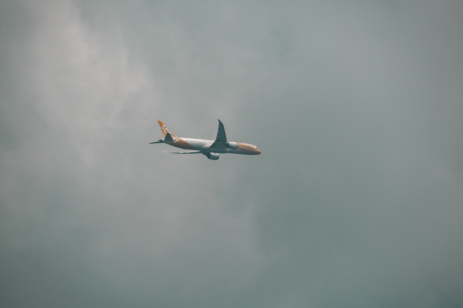 Avion de passagers volant à travers un ciel nuageux