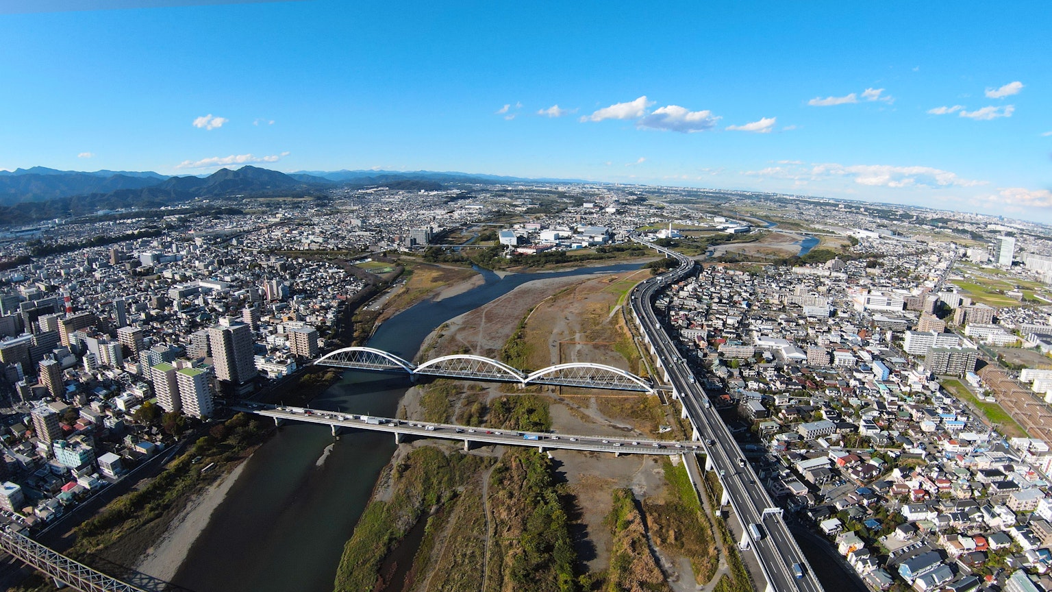 Vista aérea de una ciudad con ríos y puentes distintivos