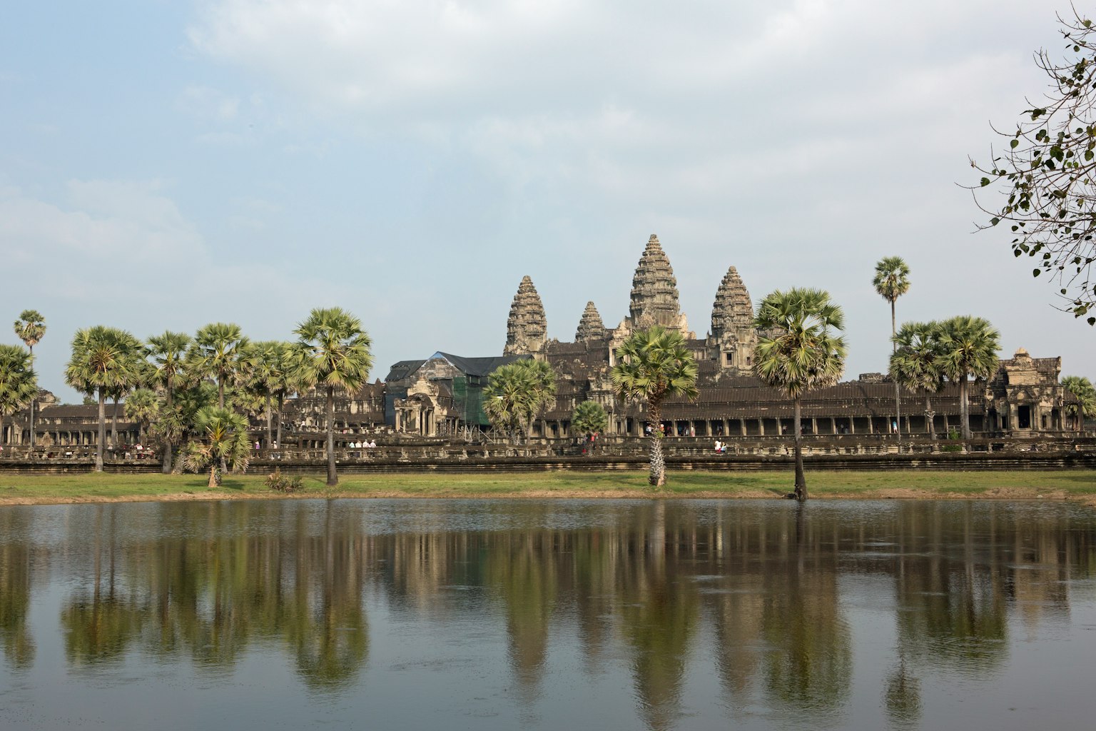 Maestoso tempio di Angkor Wat con riflesso tranquillo nello stagno