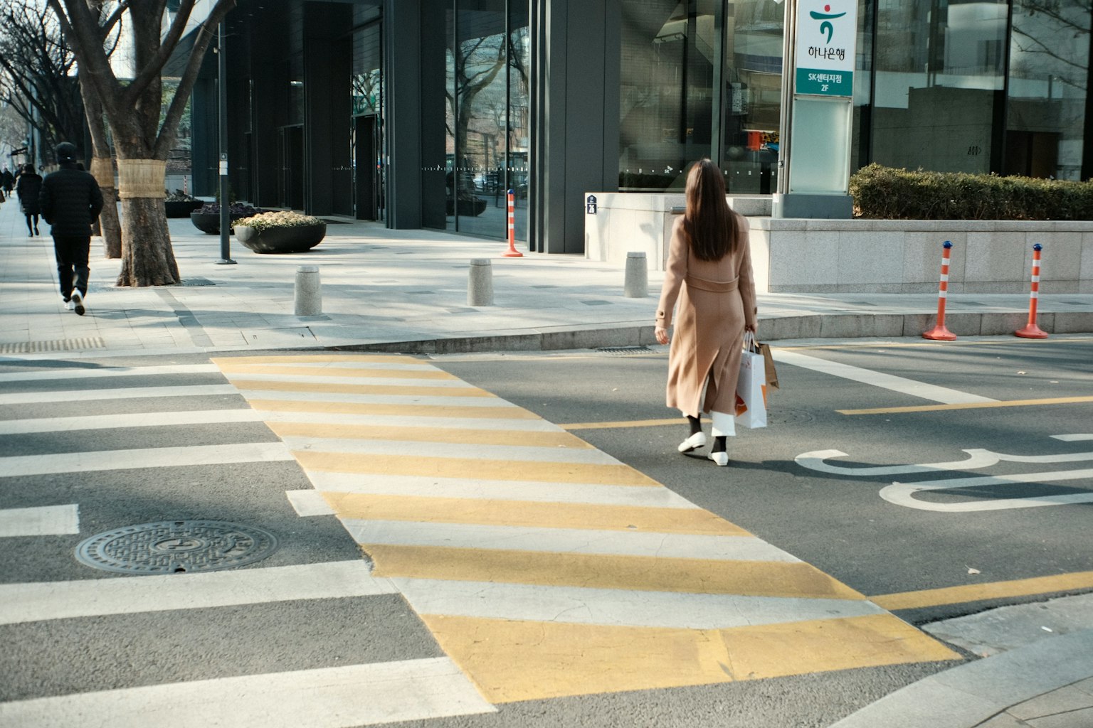 一名女性在城市環境中穿越人行道
