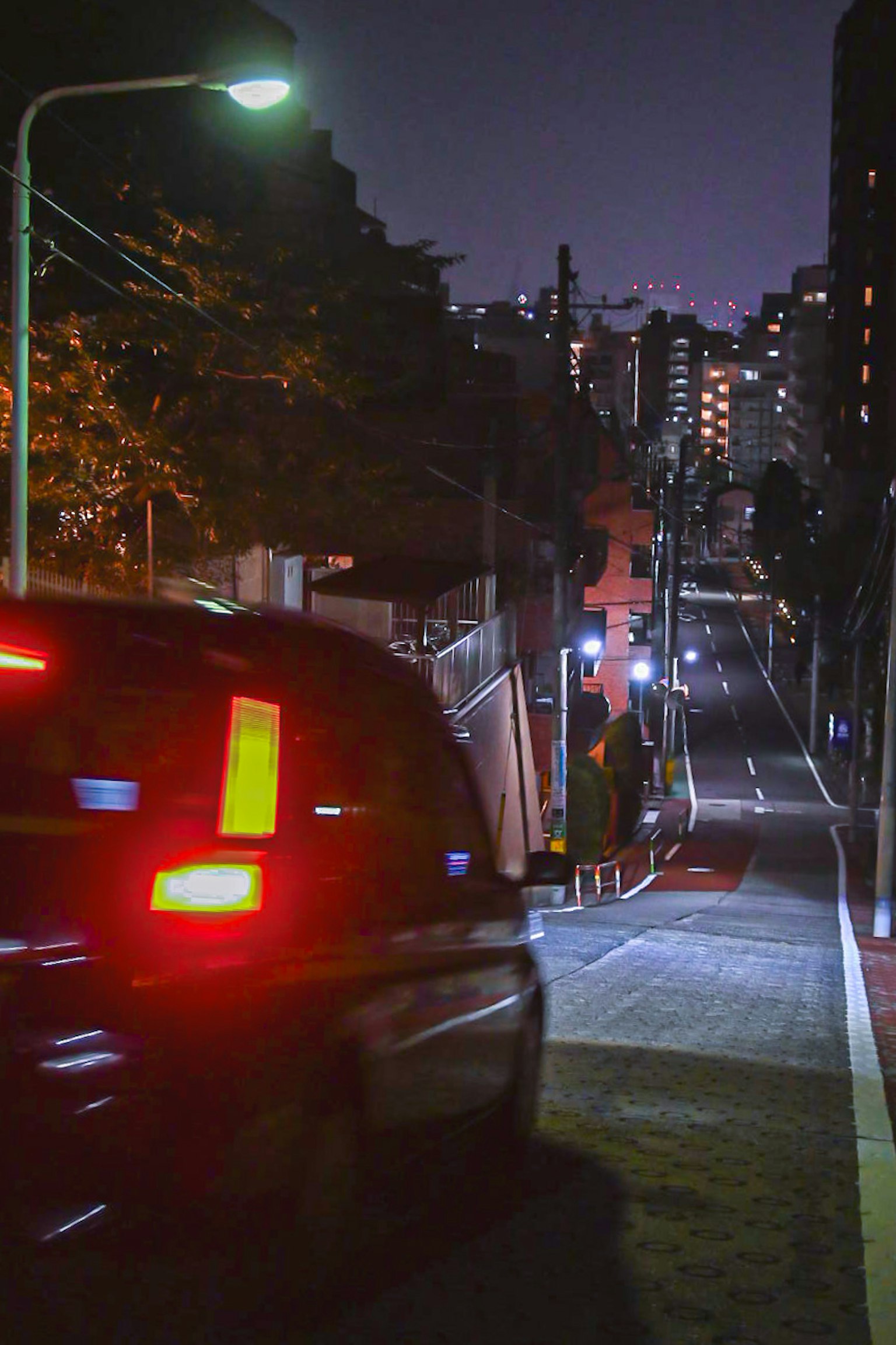 夜晚街道上行駛的車輛和照明的建築物