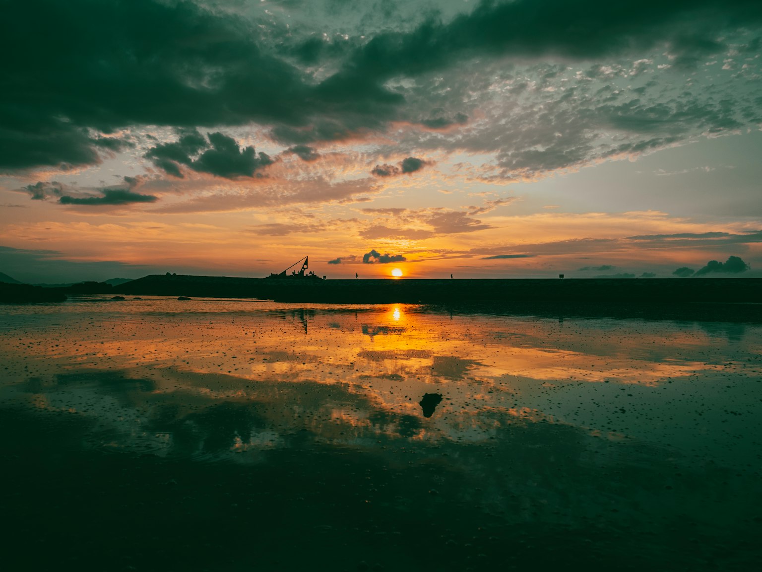 Schöne Landschaft mit Sonnenuntergang, der sich im Wasser spiegelt
