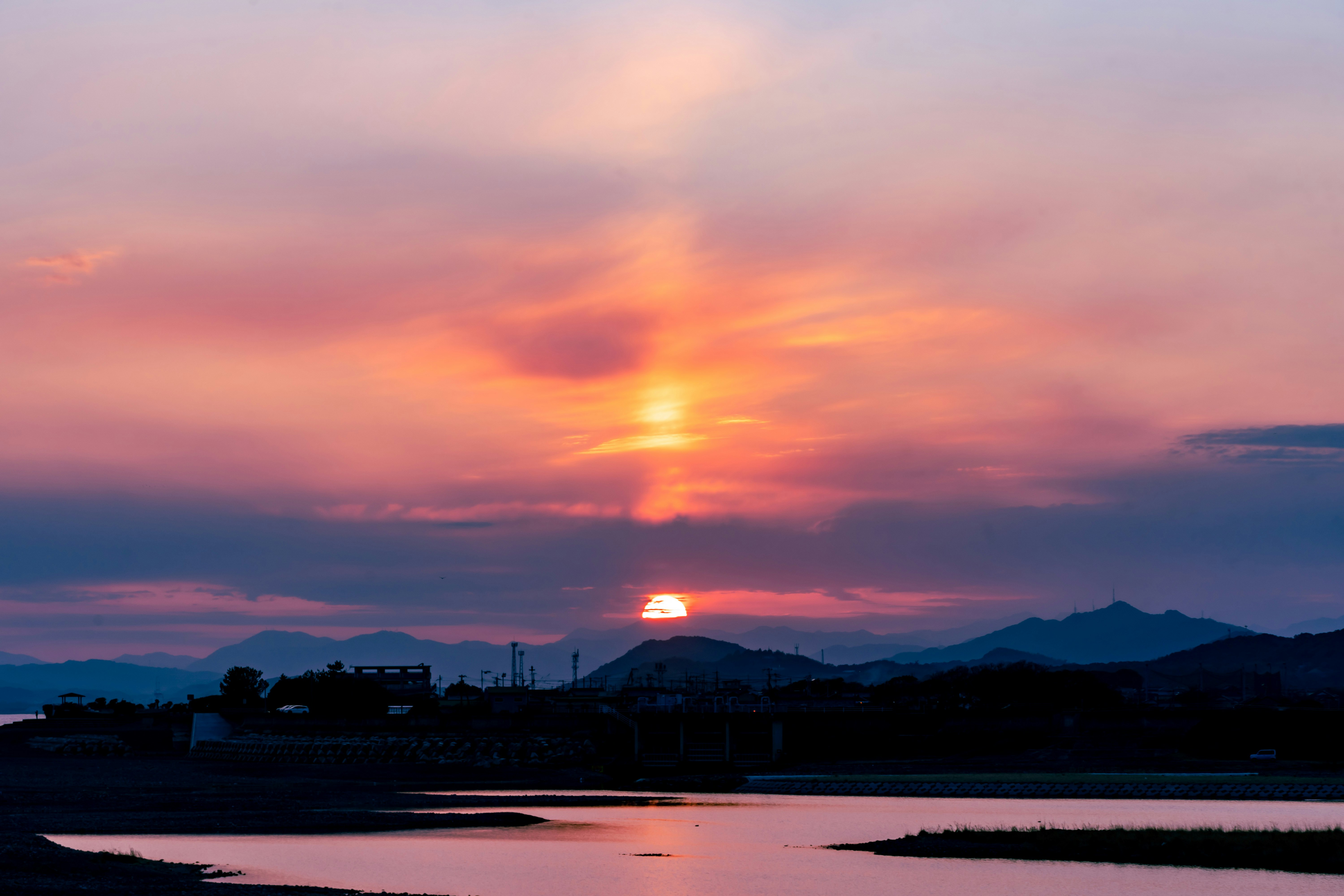 夕焼けの空と湖畔に広がる静かな風景