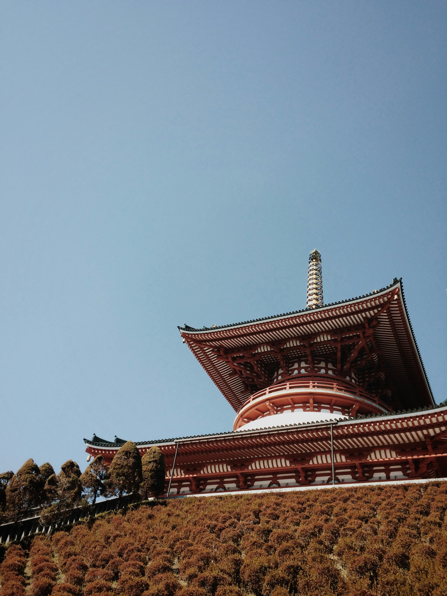 一座美麗的日本寺廟塔在藍天中耸立