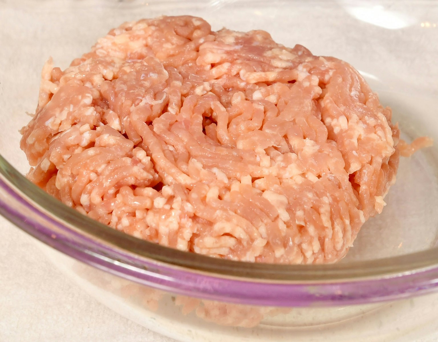透明碗中的生肉末