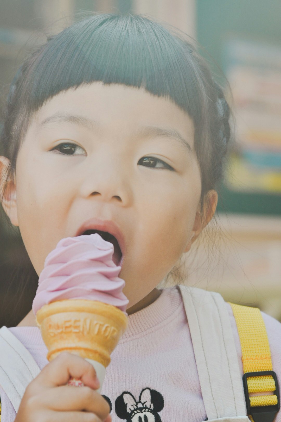 Primo piano di un bambino che mangia un gelato soft