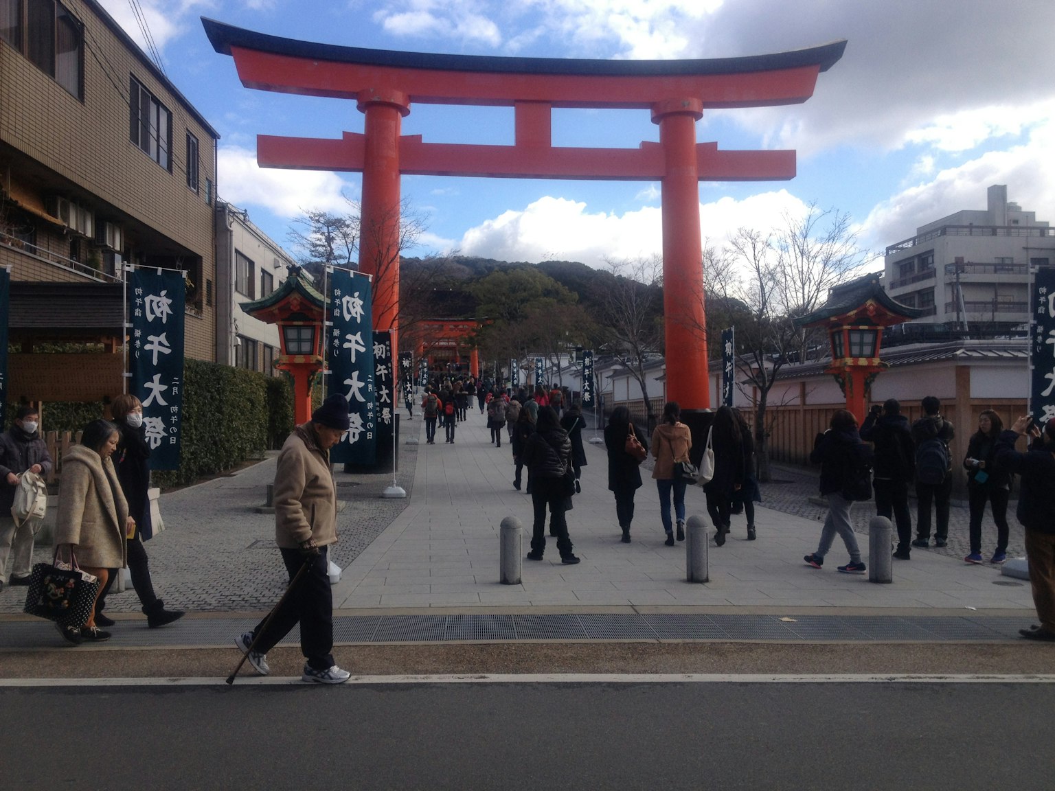 Cổng torii đỏ với người đi bộ