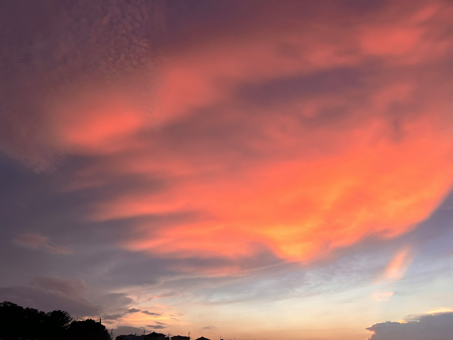 夕焼けの空に広がるオレンジとピンクの雲