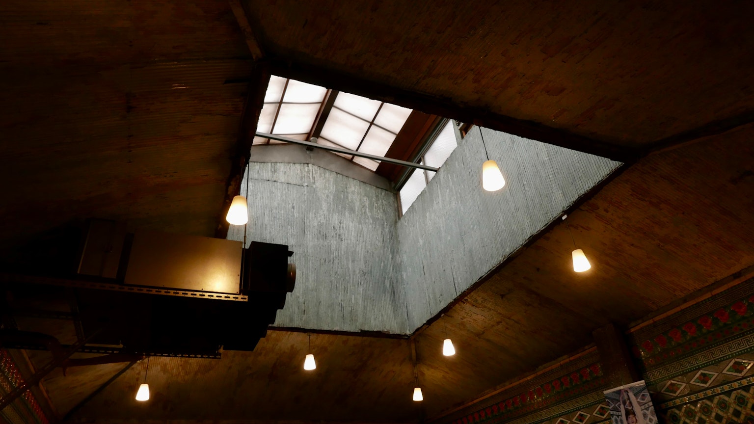 Espacio interior industrial iluminado por la luz de una ventana en el techo