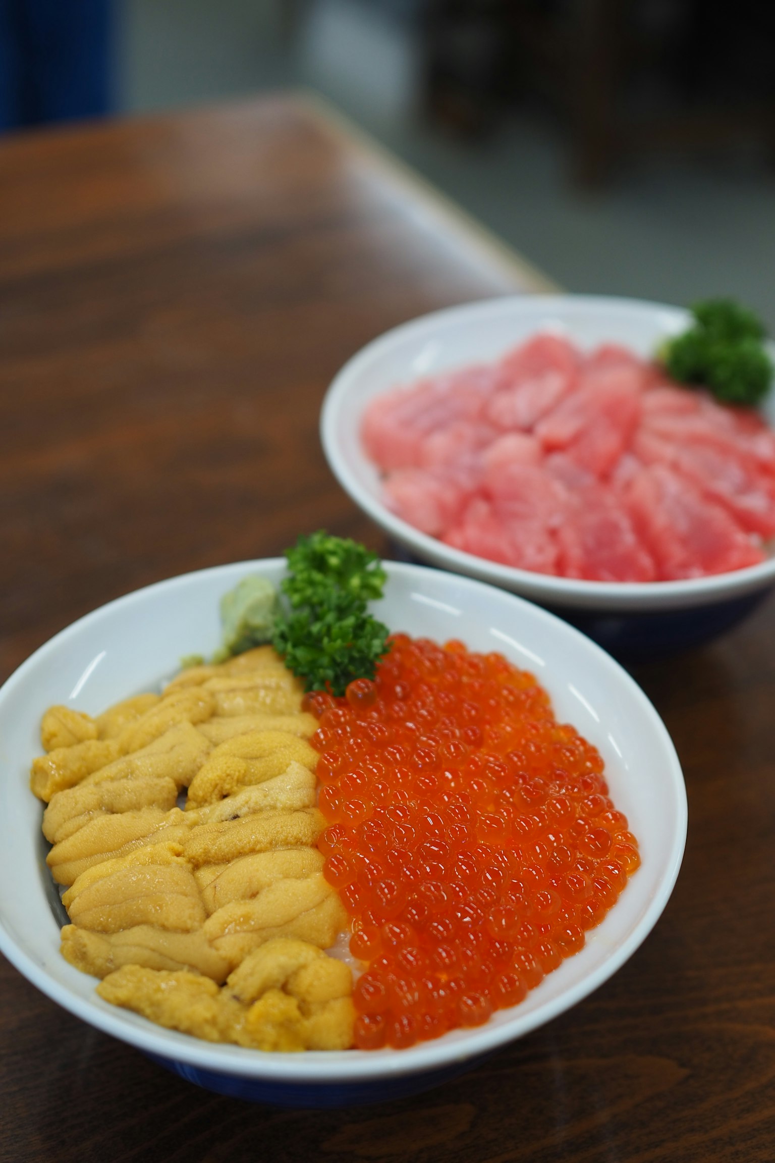 兩個海鮮碗，一個是海膽和魚子醬，另一個是金槍魚刺身