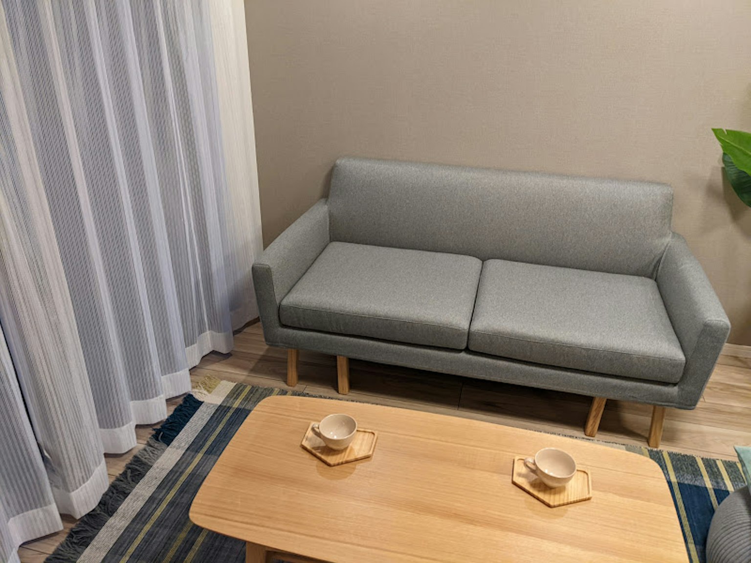 Salotto con divano grigio e tavolino in legno