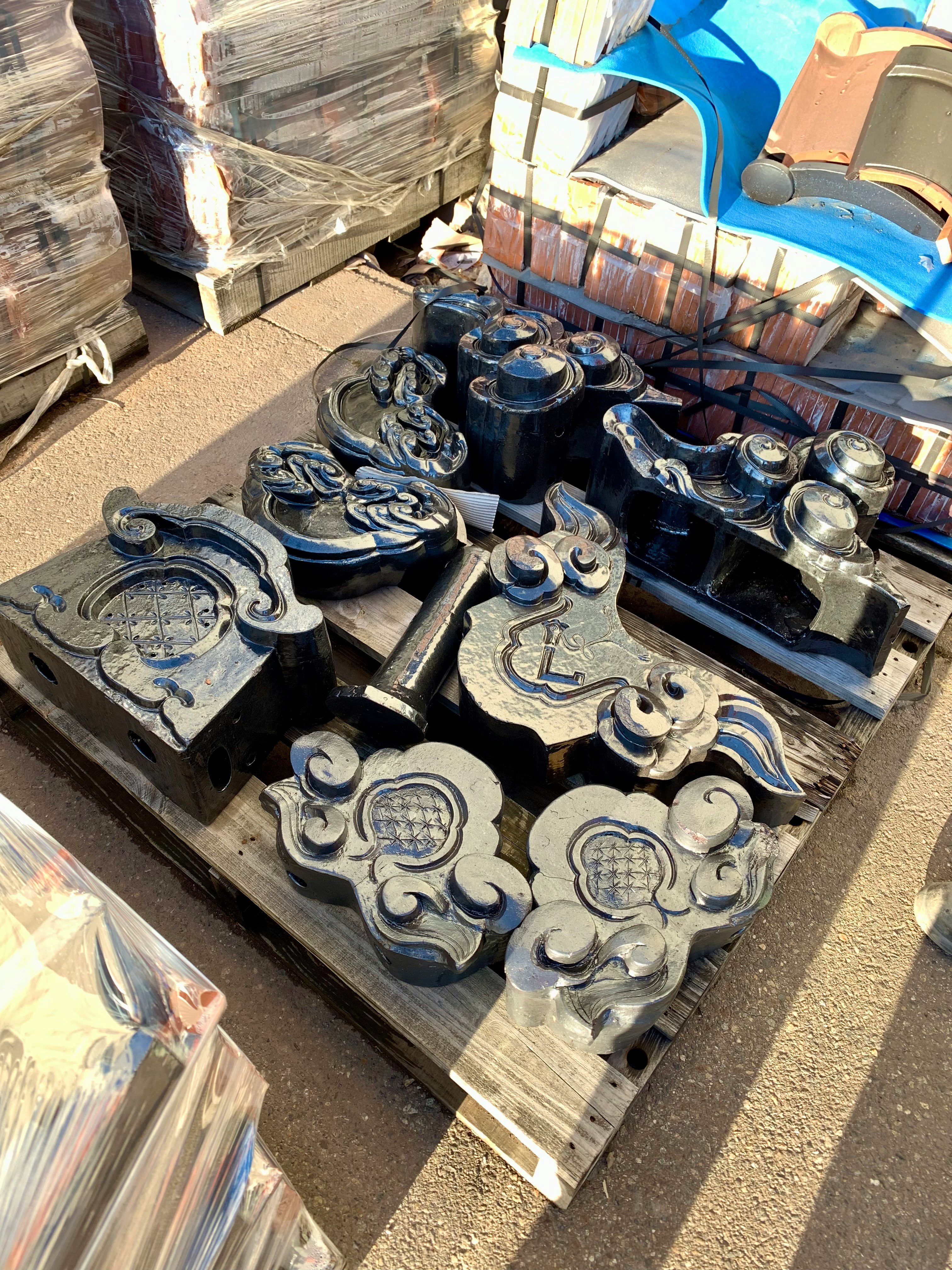 路上の金属装飾部品が並ぶ工芸品の展示台