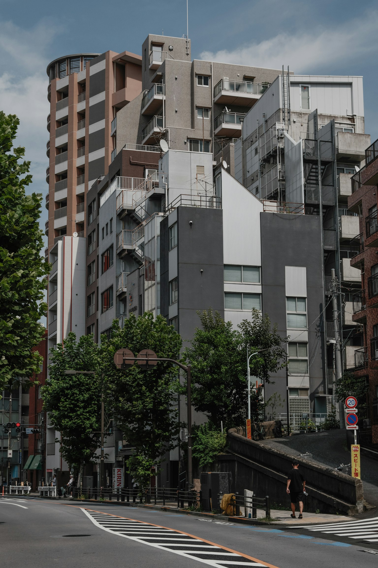 Moderne Gebäude in einer städtischen Landschaft mit grünen Bäumen
