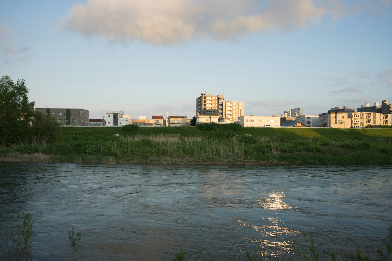 Foto di edifici lungo un fiume con cielo azzurro