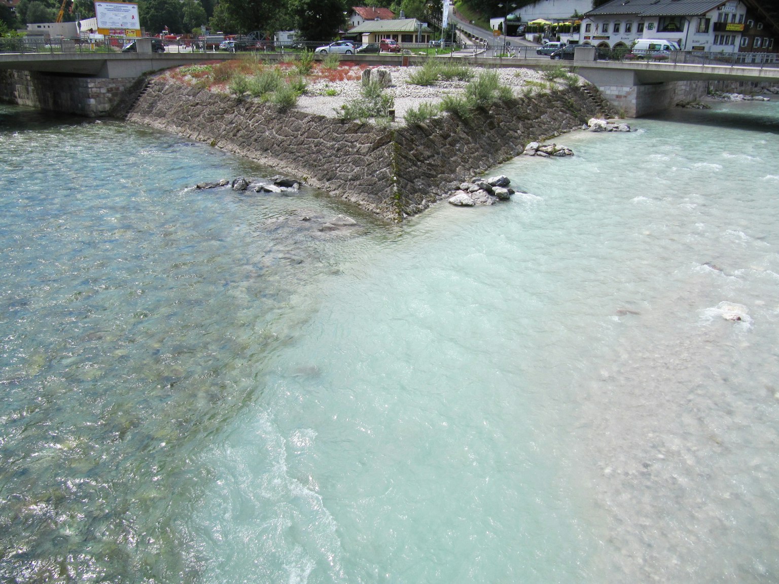 Bifurcation de rivière avec des eaux bleues et blanches s'écoulant