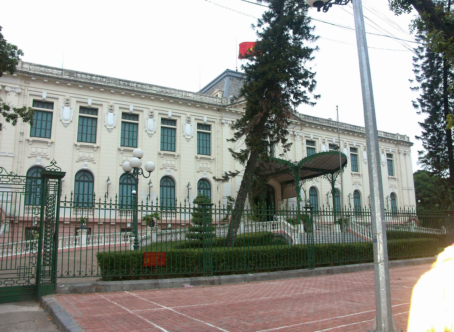 Bâtiment historique avec un beau design jardin vert et drapeau affiché
